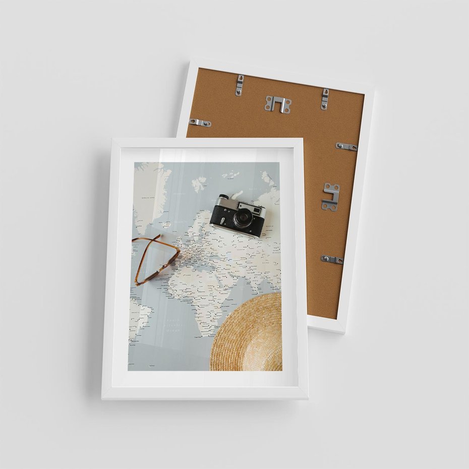 Plakat w ramie 30x40 - Świat w Kadrze - mapa, aparat - rama biała