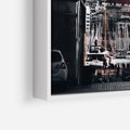 Obraz w ramie 80x80 - Światło Portowe - czarno białe zdjecie, uliczka w nadmorskim mieście - rama biała