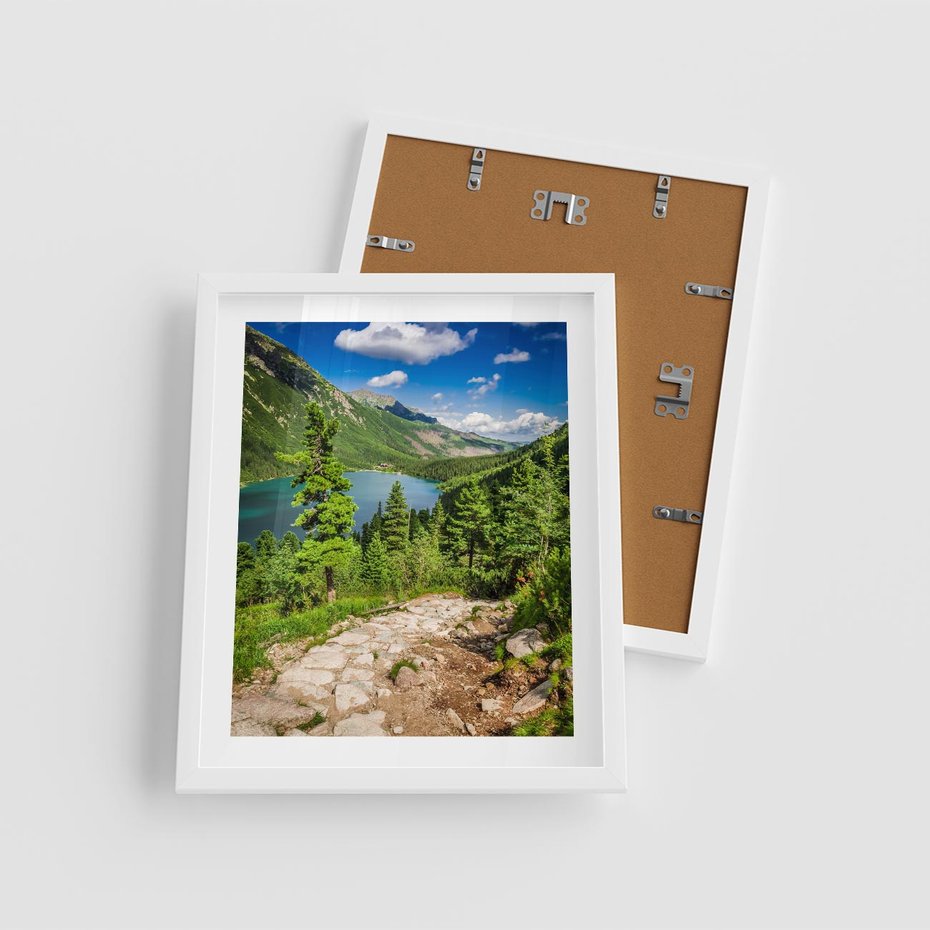Plakat w ramie 40x50 - Jezioro górskie: harmonia natury - jezioro, góry - rama biała