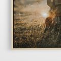 Obraz w ramie 50x70 - Podróżniczy bukiet na łące - plecak, podróż - rama drewno