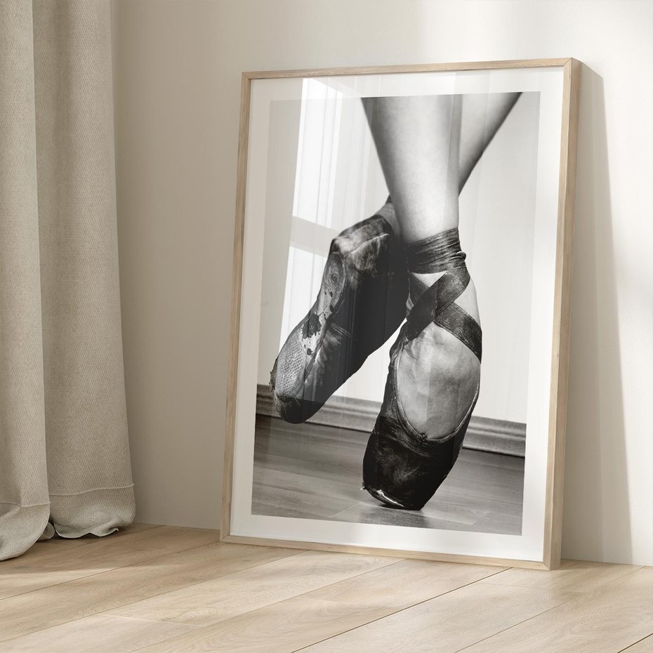 Plakat w ramie 50x70 - Taniec Zmysłów - artystyczne zdjęcie, odcienie szarości - rama drewno