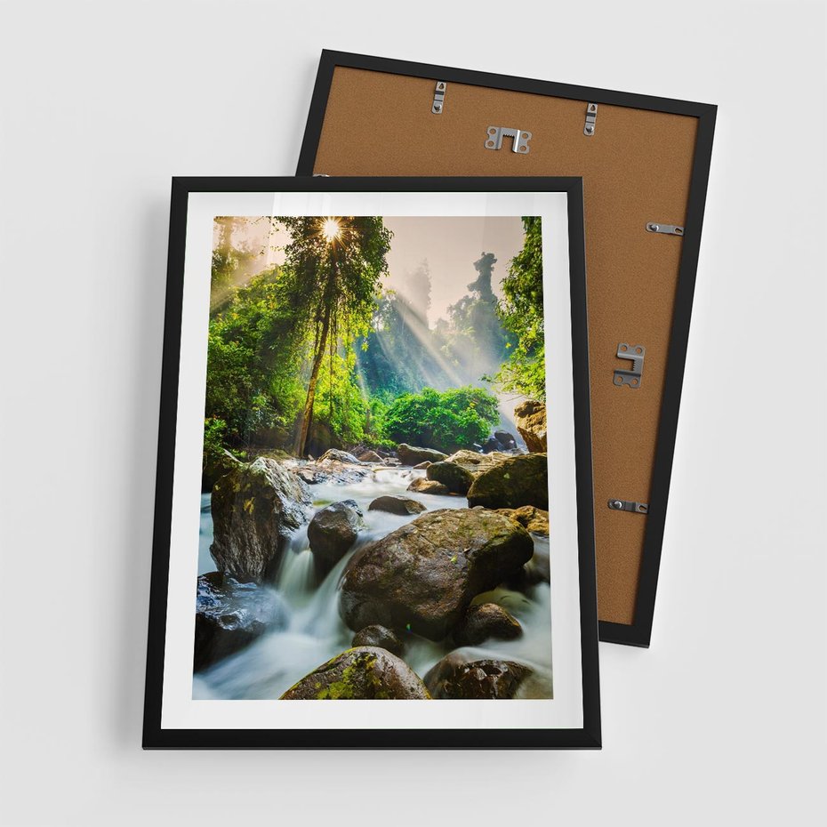 Plakat w ramie 50x70 - Idylliczny strumyk w urokliwym lesie - strumyk, las - rama czarna