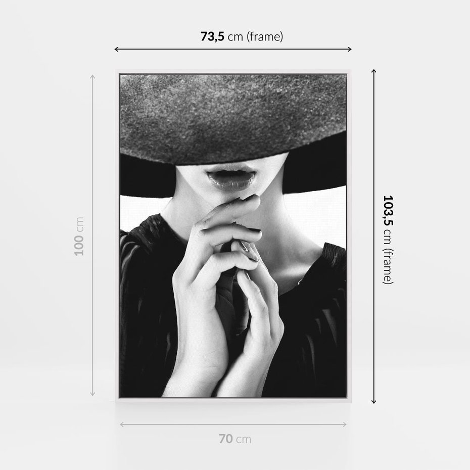 Obraz w ramie 70x100 - Czarna Elegancja - fotografia czarno biała, zbliżenie portret kobiety w czerni - rama biała