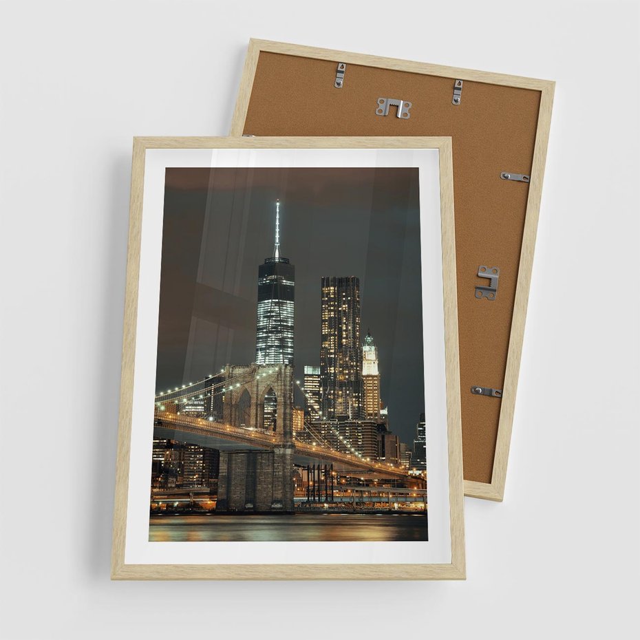 Plakat w ramie 50x70 - Miasto rozświetlone nocnym blaskiem - miasto, nocą - rama drewno