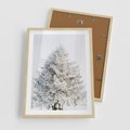 Plakat w ramie 50x70 - Zimowa Poezja w Ośnieżonym Drzewie - ośnieżone drzewo, zima - rama drewno