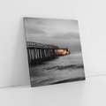 Obraz na płótnie 60x60 - Molo i wrak statku na plaży - molo, wrak