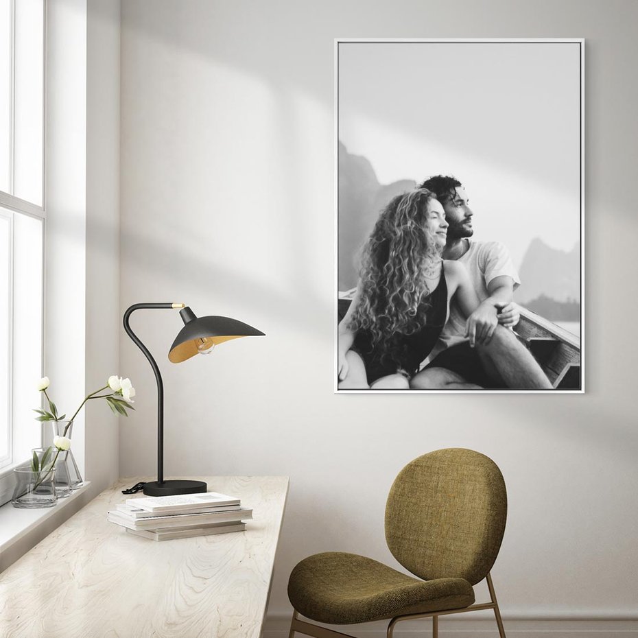 Obraz w ramie 70x100 - Księga mglistych marzeń - czarno biała fotografia, para zakochanych w łodzi - rama biała