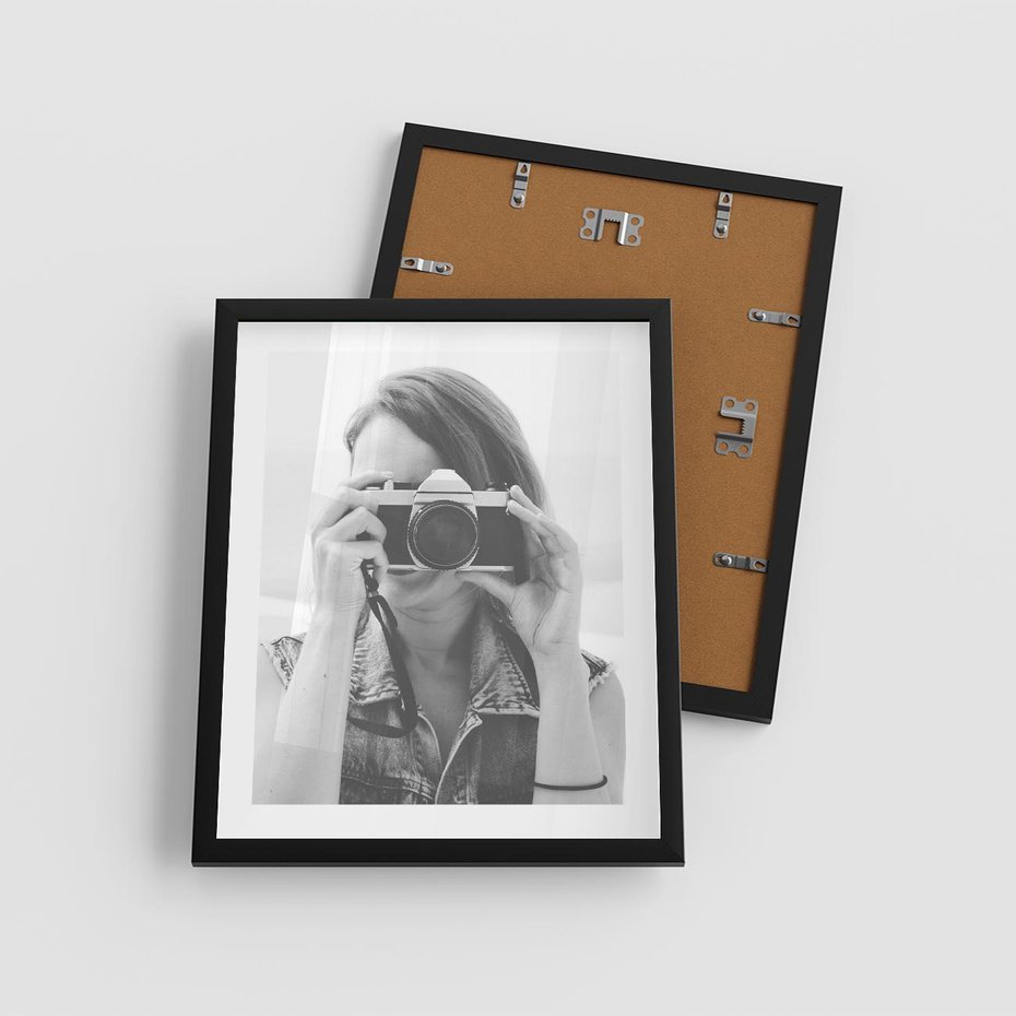 Plakat w ramie 40x50 - Zrób mi Zdjęcie - fotografia, kobieta z aparatem - rama czarna