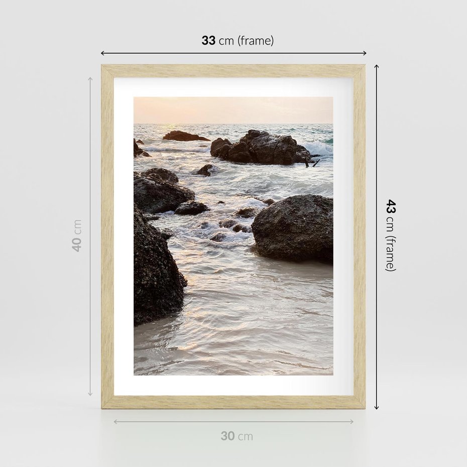 Plakat w ramie 30x40 - Dramatyczna Sceneria: Morze i Skały nad Brzegiem - fale, morze - rama drewno