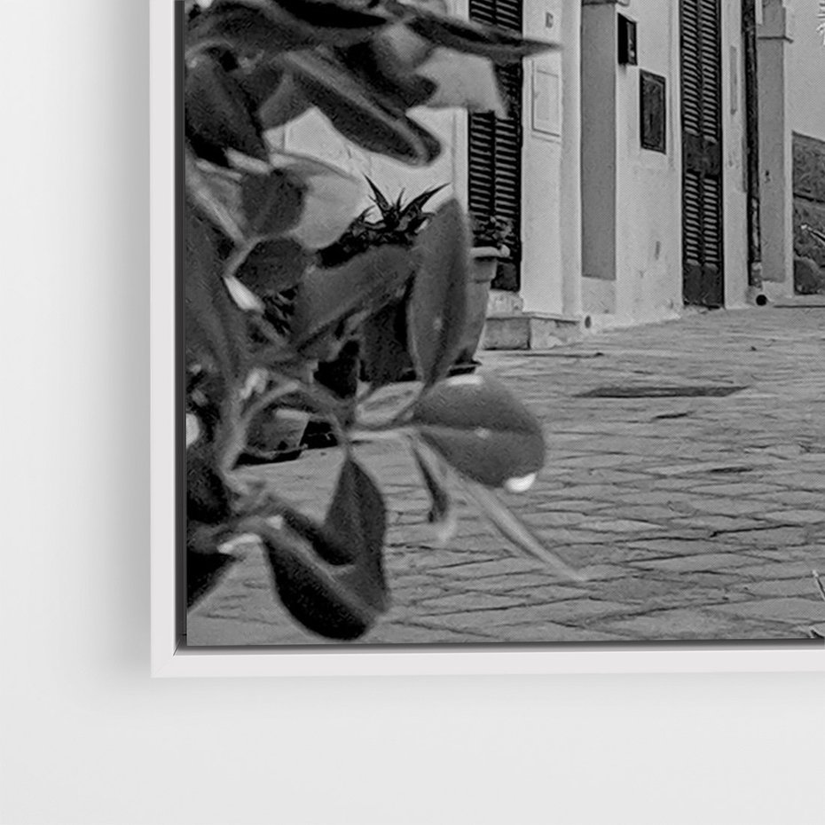 Obraz w ramie 70x100 - Nadmorska Uliczka - czarno białe zdjecie, uliczka w nadmorskim mieście - rama biała