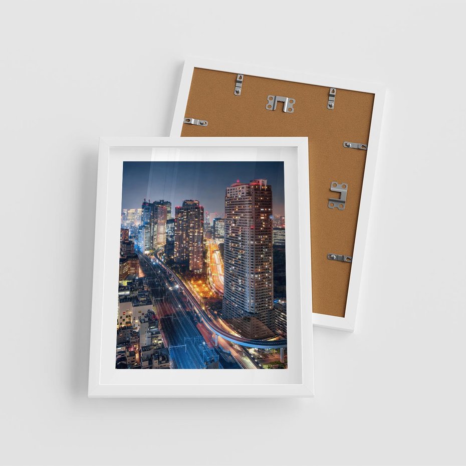 Plakat w ramie 40x50 - Miasto nocą z wieżowcami w tle - miasto, nocą - rama biała