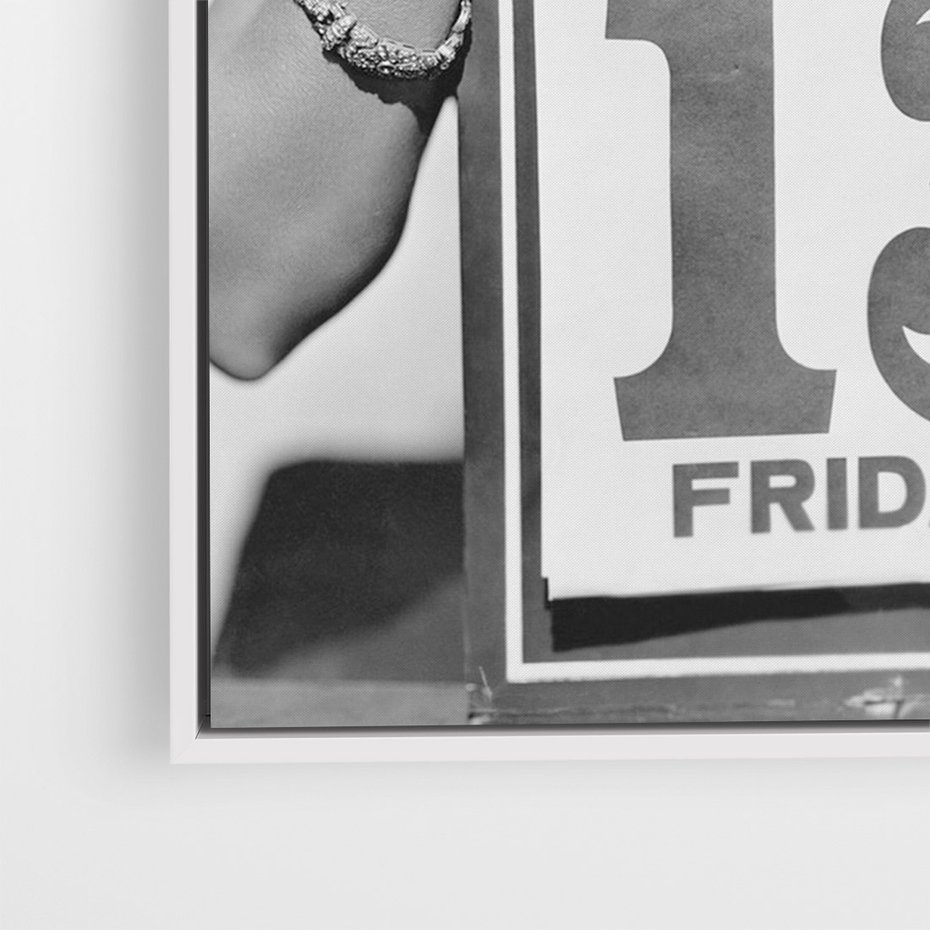 Obraz w ramie 50x70 - Czy to Pech - retro zdjęcie, czarno białe - rama biała