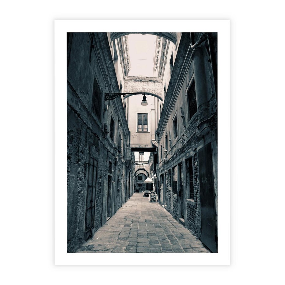Plakat bez ramy 50x70 - Odkryj tajemnice miasta - uliczka, perspektywa