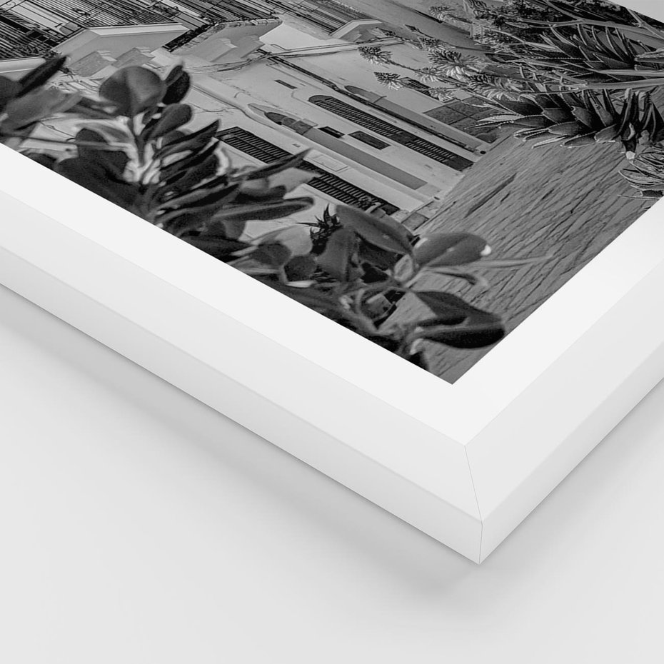 Plakat w ramie 50x70 - Nadmorska Uliczka - czarno białe zdjecie, uliczka w nadmorskim mieście - rama biała