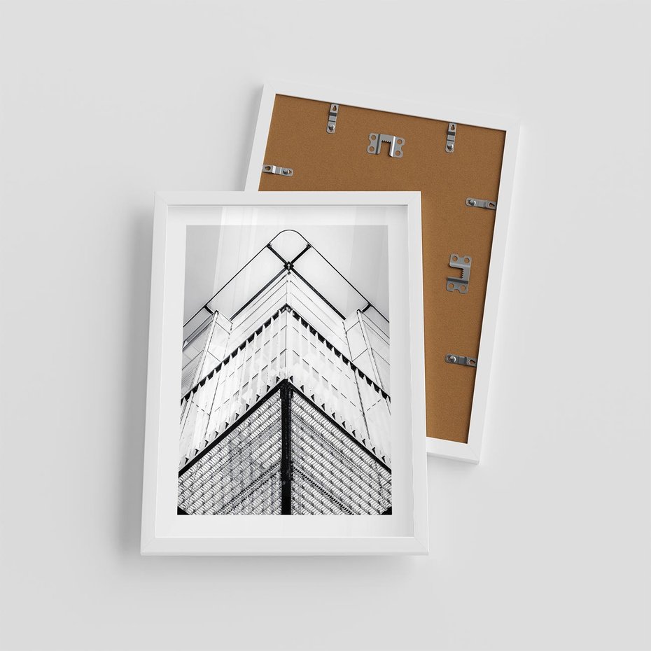 Plakat w ramie 30x40 - Elegancja Współczesnej Architektury: Wieżowiec w Monochromii - nowoczesna architektura, czarno biała fotografia - rama biała