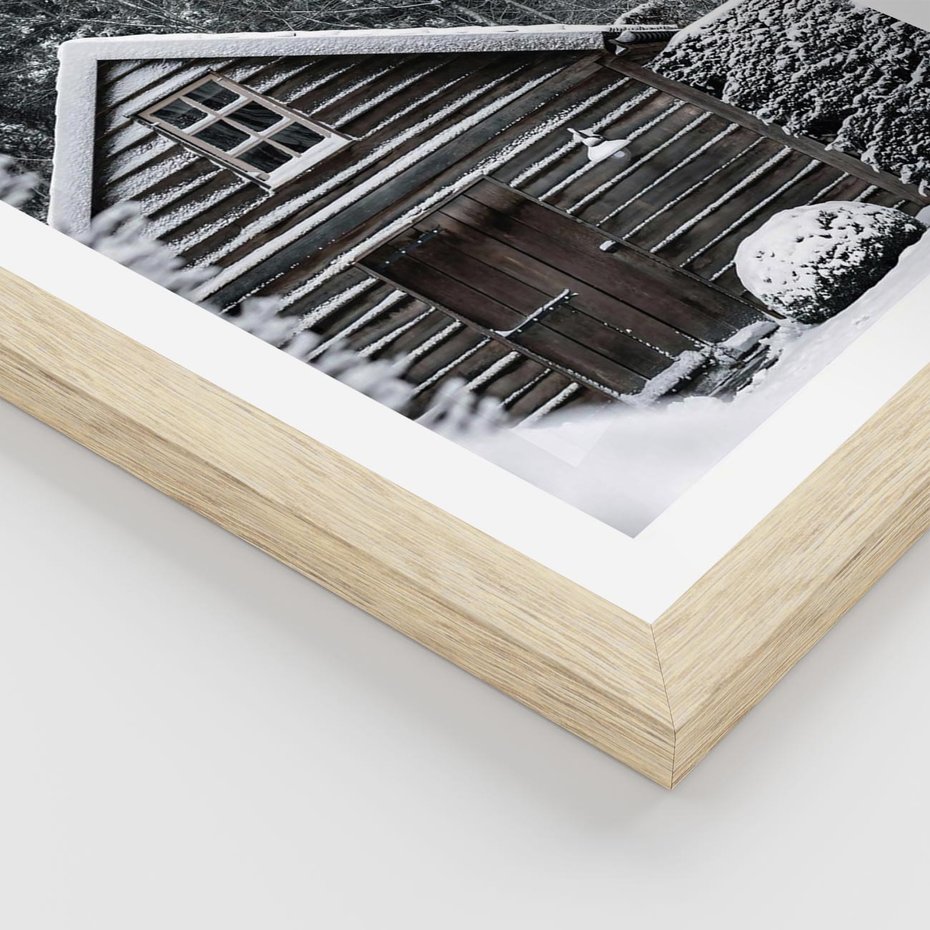 Plakat w ramie 50x70 - Zaklęta Zima - domek w lesie, śnieg - rama drewno