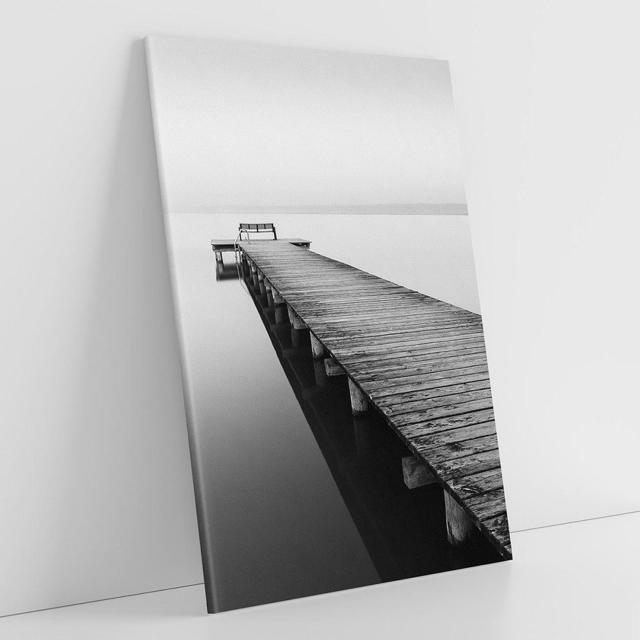 Obraz na płótnie 80x120 - Mglista Perspektywa - czarno biała fotografia, drewniany pomost na jeziorze