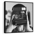 Obraz w ramie 50x50 - Mężczyzna za Aparatem - czarno białe zdjęcie, portret - rama czarna
