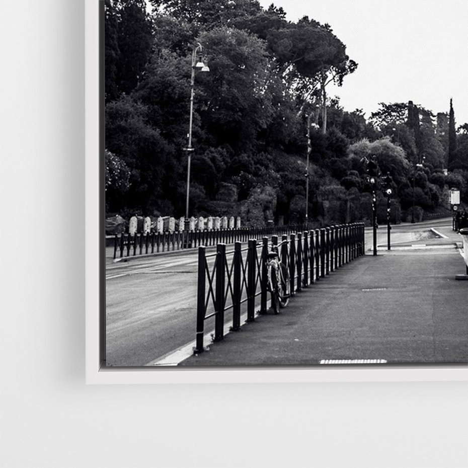 Obraz w ramie 50x70 - Echa Historii - czarno biała fotografia, koloseum - rama biała