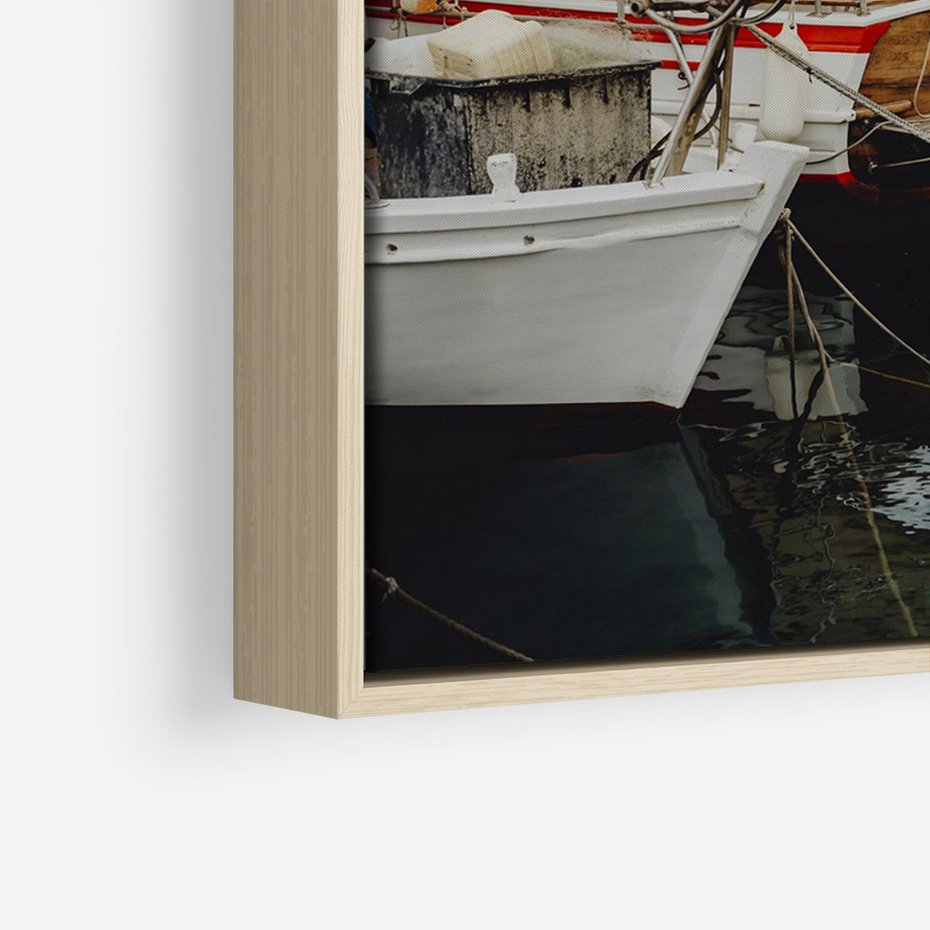 Obraz w ramie 50x70 - Malowniczy Krajobraz Morski - morze, łódki - rama drewno