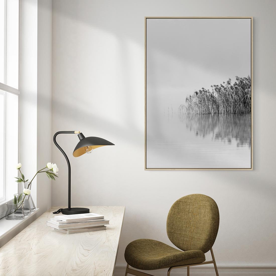Obraz w ramie 80x120 - Mglisty Brzeg Jeziora - czarno białe zdjęcie, zamglone jezioro - rama drewno