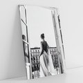 Obraz na płótnie 50x70 - Poranki w Paryżu - czarno białe zdjęcie, kobieta w prześcieradle na balkonie