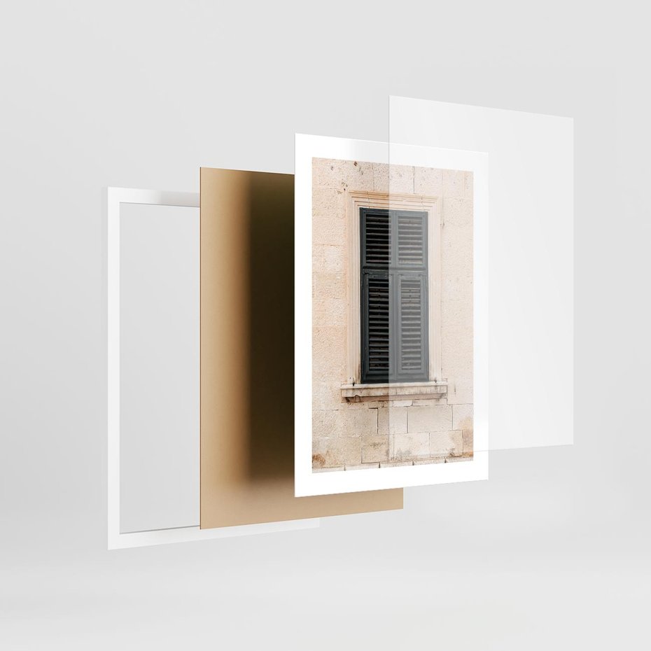 Plakat w ramie 30x40 - Urok Starego Okna z Zielonymi Okiennicami - stare okno, kamienica - rama biała