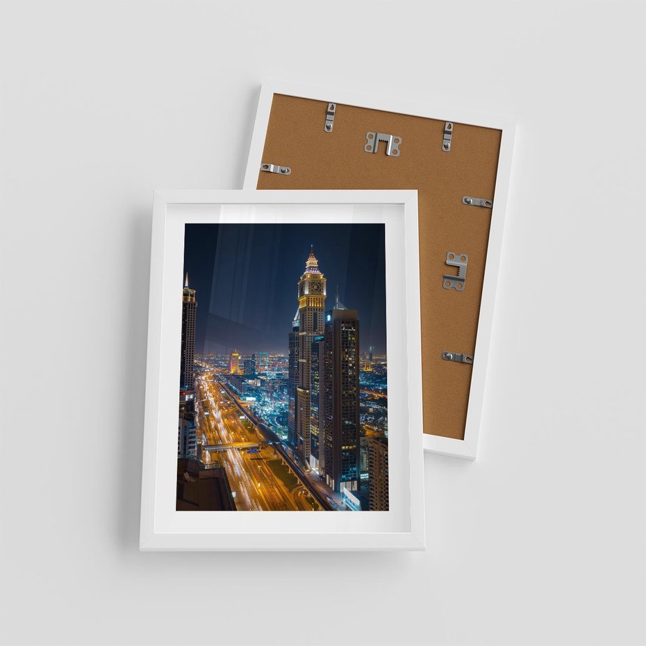 Plakat w ramie 30x40 - Nocna magia - miasto, noc - rama biała