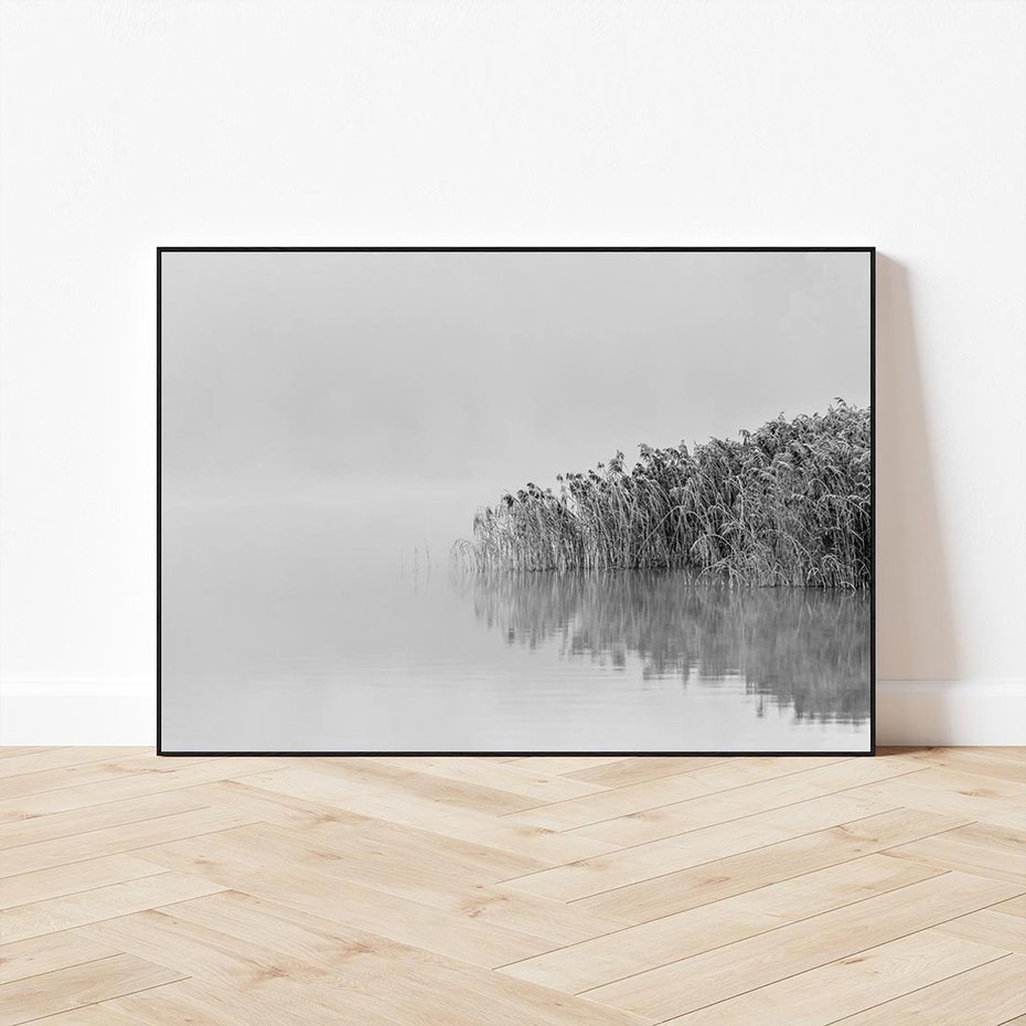 Obraz w ramie 70x50 - Mglisty Brzeg Jeziora - czarno białe zdjęcie, zamglone jezioro - rama czarna