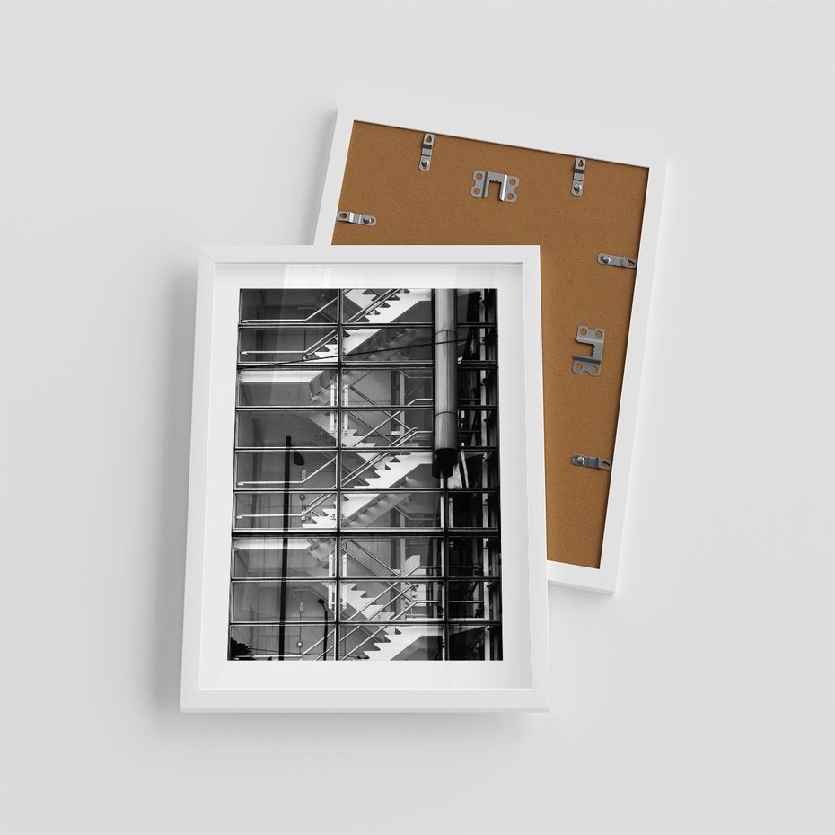 Plakat w ramie 30x40 - Schody do architektonicznej przestrzeni - schody, architektura - rama biała