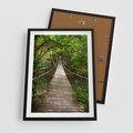 Plakat w ramie 50x70 - Przez Dżunglę - most, linowy - rama czarna
