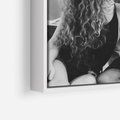 Obraz w ramie 50x70 - Księga mglistych marzeń - czarno biała fotografia, para zakochanych w łodzi - rama biała