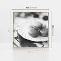 Obraz w ramie 80x80 - Makaroniki w Szarości - czarno biała fotografia, plakat - rama drewno