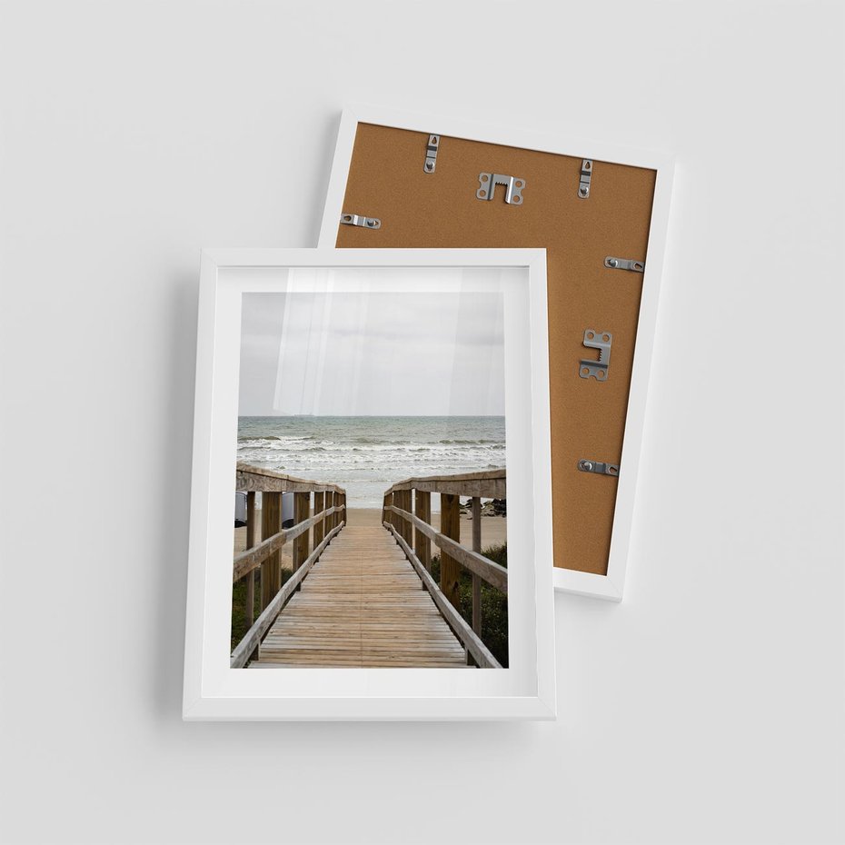 Plakat w ramie 30x40 - Morze i drewniany pomost - morze, pomost - rama biała