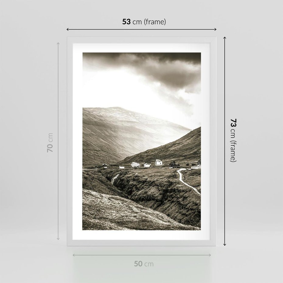 Plakat w ramie 50x70 - Domki w Górach - czarno biała fotografia, górski pejzaż - rama biała
