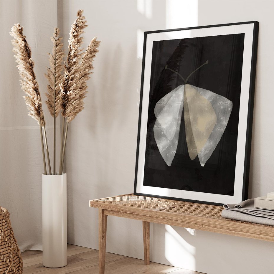 Plakat bez ramy 21x30 - Obce Powidoki - abstrakcyjna ćma, mroczna atmosfera