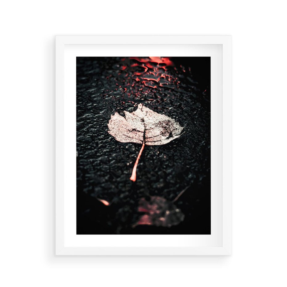 Plakat w ramie 40x50 - Jesień w Detalu: Liść na Mokrej Drodze - liść, jesień - rama biała