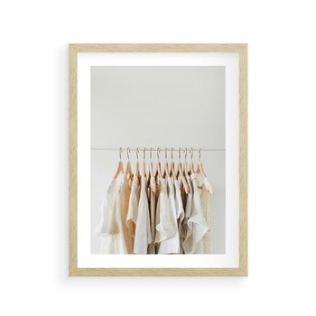Plakat w ramie 30x40 - Elegancja Prostoty - ubrania, modowa fotografia - rama drewno