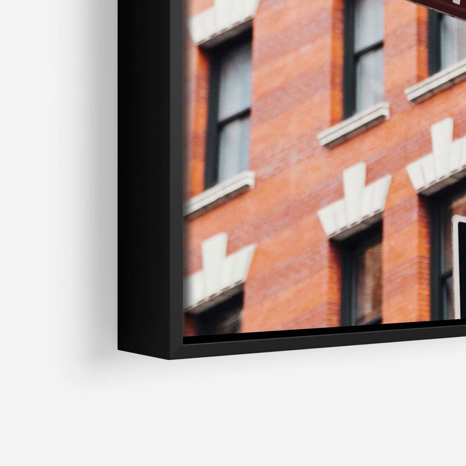 Obraz w ramie 100x70 - Namiastka wielkiego miasta - Nowy Jork, drogowskaz - rama czarna