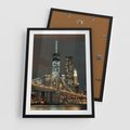 Plakat w ramie 50x70 - Miasto rozświetlone nocnym blaskiem - miasto, nocą - rama czarna