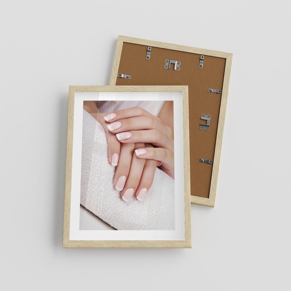 Plakat w ramie 30x40 - Piękno manicure - manicure, paznokcie - rama drewno