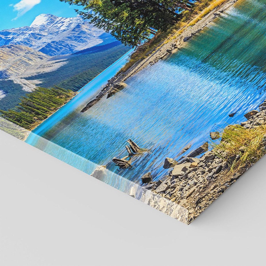 Obraz na płótnie 40x40 - spotkanie natury - góry, jezioro