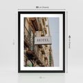 Plakat w ramie 30x40 - Magiczne Spacery - hotel, uliczka - rama czarna