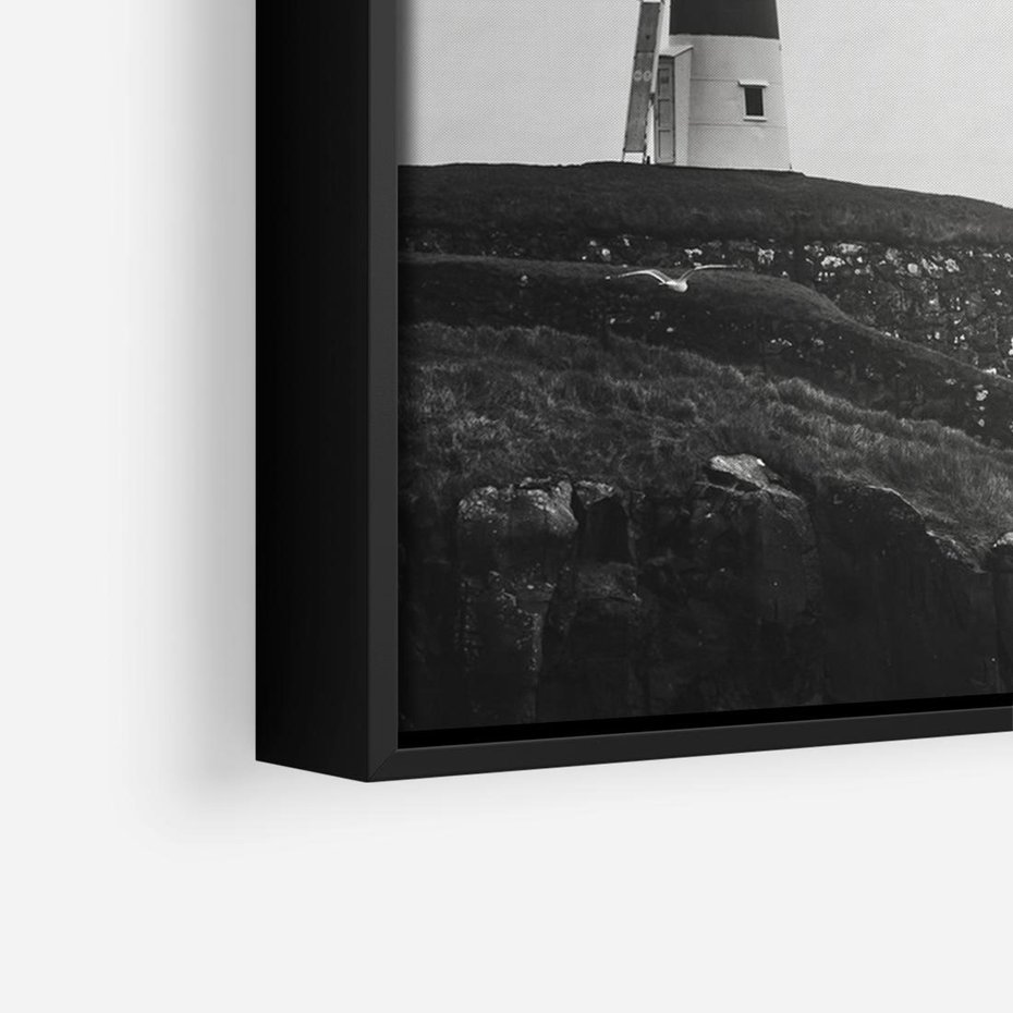Obraz w ramie 100x70 - Wiszące na horyzoncie wspomnienia - latarnia morska, klif - rama czarna