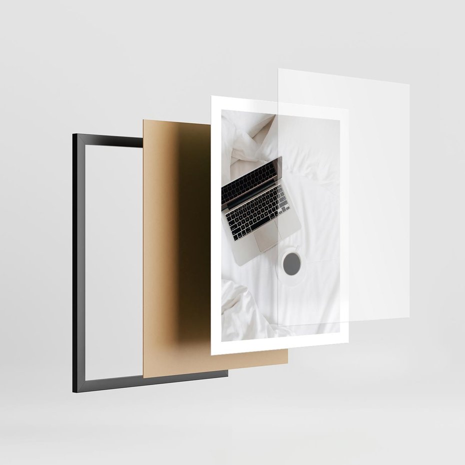 Plakat w ramie 50x70 - Relaks w Łóżku: Kawa i Laptop w Pościeli - komputer, na łóżku - rama czarna