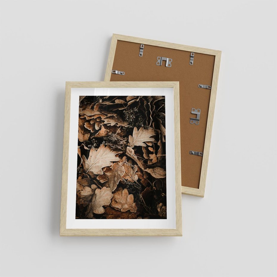 Plakat w ramie 30x40 - Jesienna Melodia: Liście i Szyszki - suche liście, szyszki - rama drewno