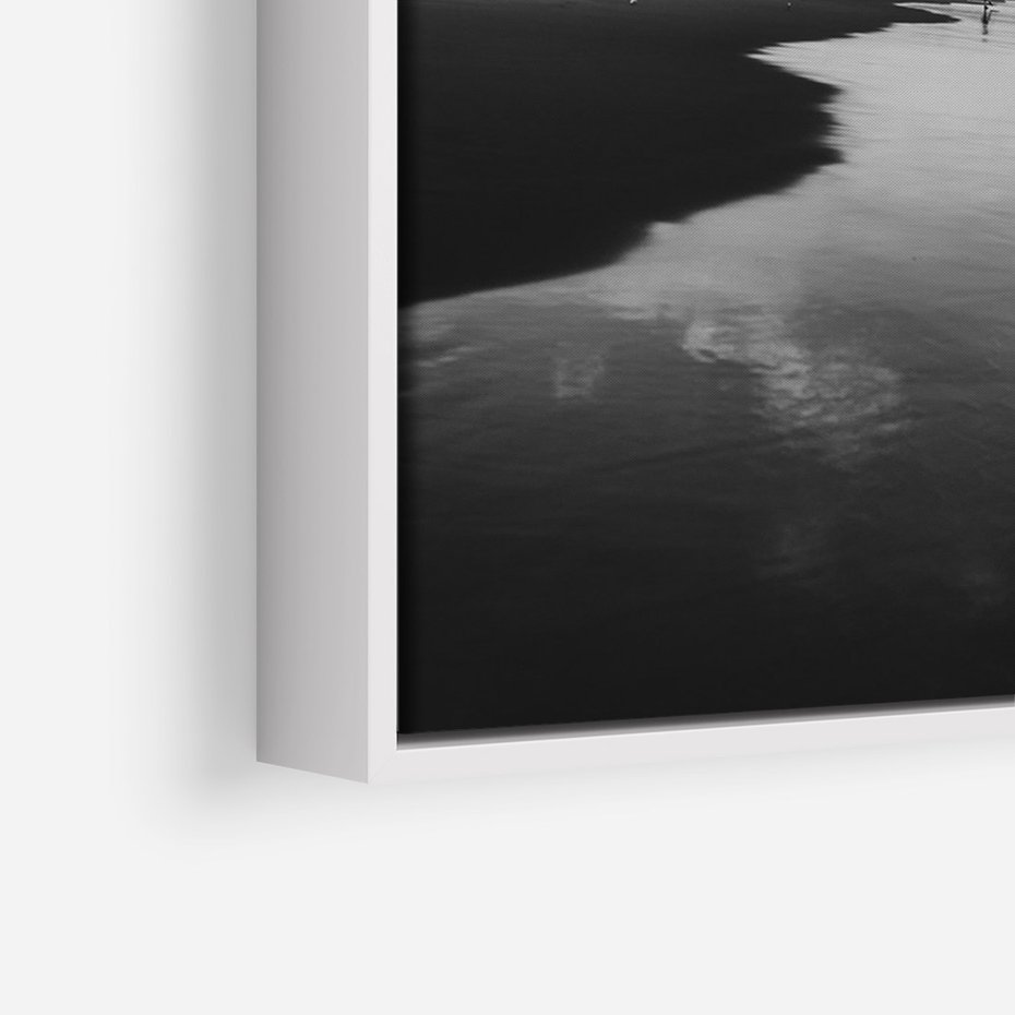 Obraz w ramie 80x120 - Nadmorska Melodia - czarno białe zdjęcie, plaża - rama biała