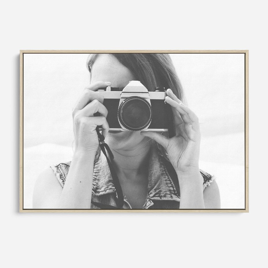 Obraz w ramie 100x70 - Zrób mi Zdjęcie - fotografia, kobieta z aparatem - rama drewno