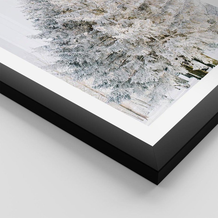 Plakat w ramie 40x50 - Zimowa Poezja w Ośnieżonym Drzewie - ośnieżone drzewo, zima - rama czarna