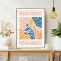 Obraz w ramie 70x100 - Spójny Dysonans - pastelowe kolory, typografia - rama drewno